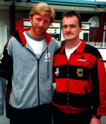 Mit Boris Becker, einem meiner sportlichen Vorbilder. Dieses Foto wurde 1998 von Nicolas Kiefer, zu dieser Zeit Soldat in der Sportf&ouml;rdergruppe der Bundeswehr Hannover, w&auml;hrend des Vorbereitungs-Trainings zum Davis-Cup-Spiels in Bremen gegen S&uuml;dafrika aufgenommen.
